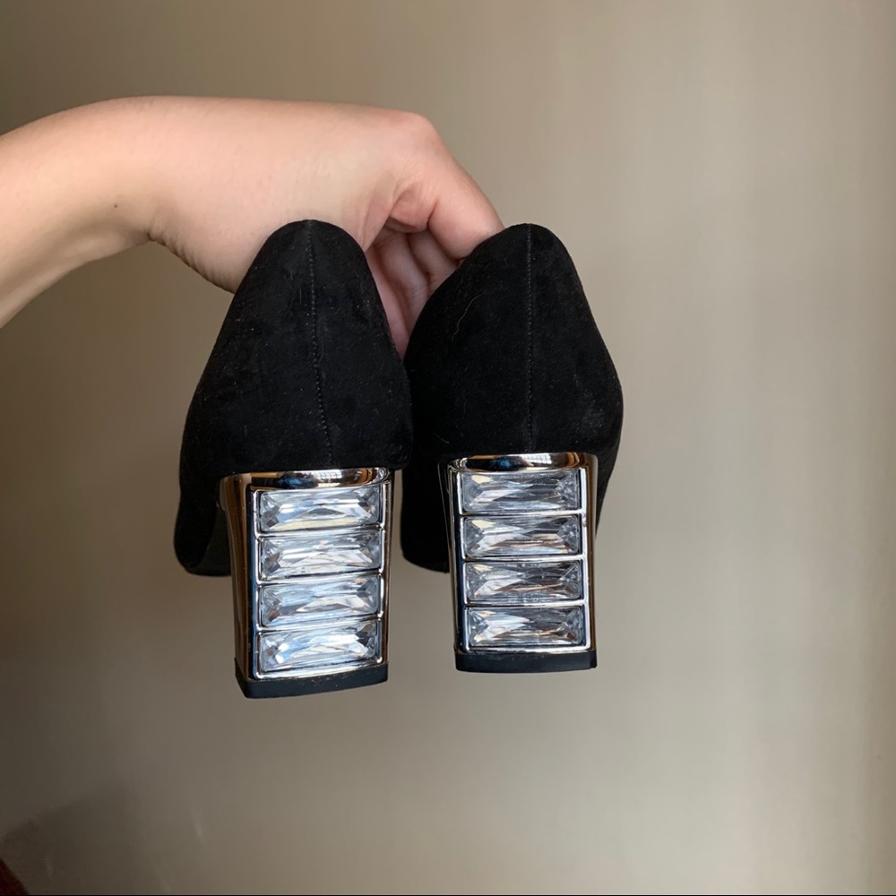 Black pumps with jeweled heel